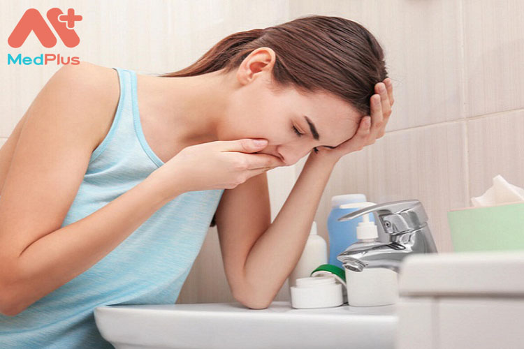 Buồn nôn và hơi thở có mùi có thể là triệu chứng của suy thận
