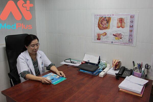 BS. Huỳnh Mai tại phòng khám 