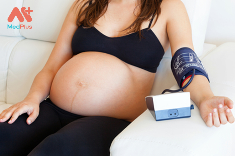 Tập thói quen kiểm tra huyết áp thường xuyên để đảm bảo sự an toàn cho cả thai phụ và thai nhi
