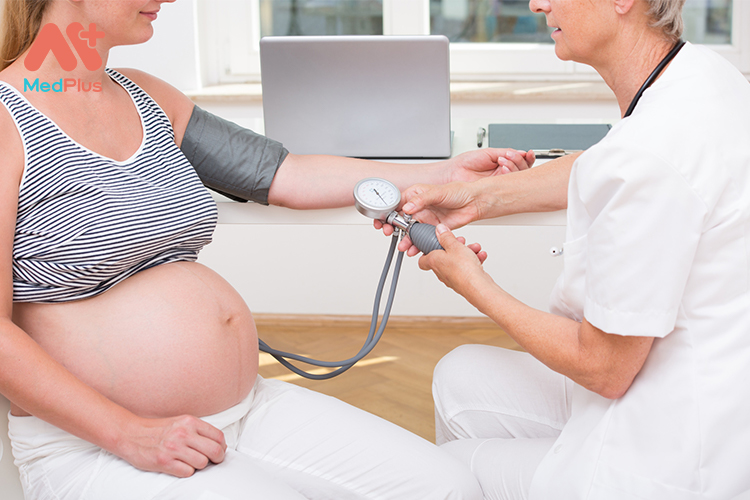 Kiểm tra huyết áp thường xuyên là biện pháp tốt nhất để phát hiện và kịp thời điều trị THA cho mẹ