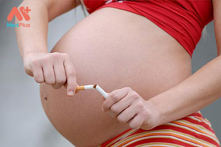 Tiếp xúc với khói thuốc lá nhiều cũng là nguyên nhân gây ra bệnh DVT ở mẹ bầu