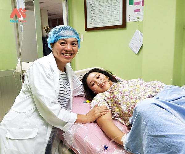 Bác sĩ Chuyên khoa I sản phụ khoa Phan Thị Hồng Oanh đang chăm sóc cho bệnh nhân. 