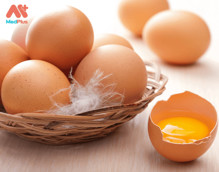 Những mẹ bầu khi ăn trứng gà sống có thể bị ngộ độc bởi vi khuẩn salmonella.