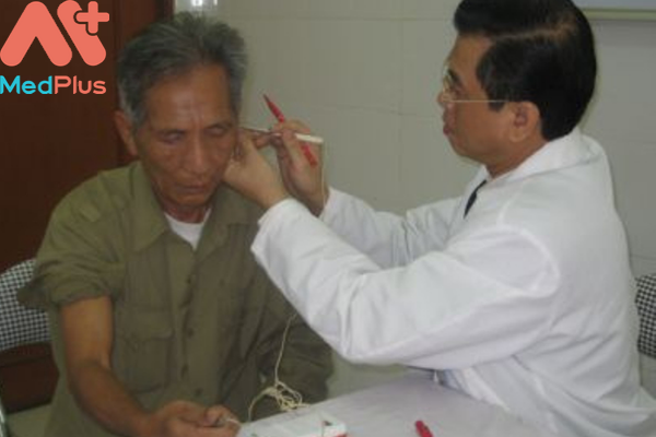 BS. Vinh điều trị cho bệnh nhân tại Trung tâm cấy chỉ - Phục hồi chức năng Minh Quang