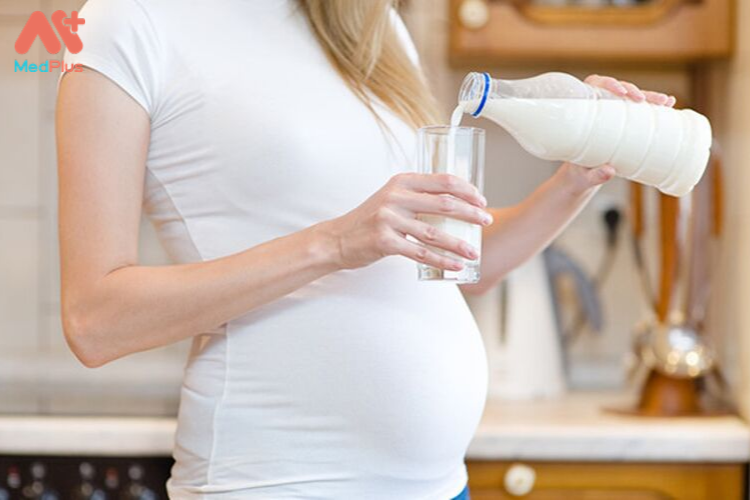 Bà bầu uống sữa tươi không đường: Nên uống bao nhiêu là đủ