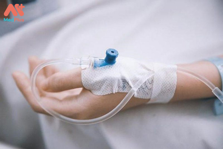 4 phương pháp điều trị bệnh tả hiệu quả 131 Bù nước điện giải bằng đường truyền tĩnh mạch