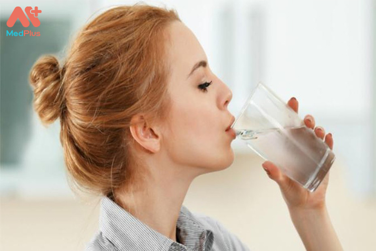 Bạn nên uống đủ 2 lít nước mỗi ngày