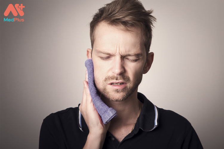 Có thể chườm ấm vào khu vực má bị sưng