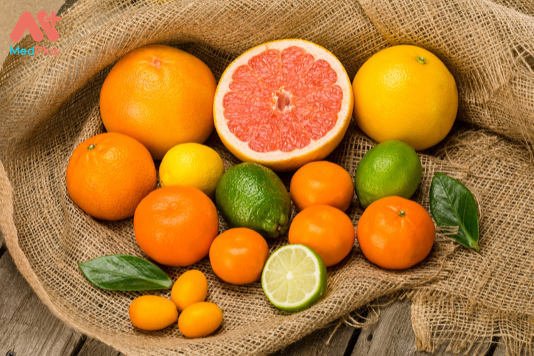 Hạn chế những hoa quả giàu tính axit như cam, chanh,..