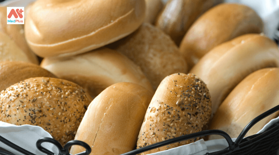 Một số loại bánh mì Bagel được làm bằng ngũ cốc nguyên hạt có thể cung cấp nhiều chất dinh dưỡng và lợi ích sức khỏe tiềm năng