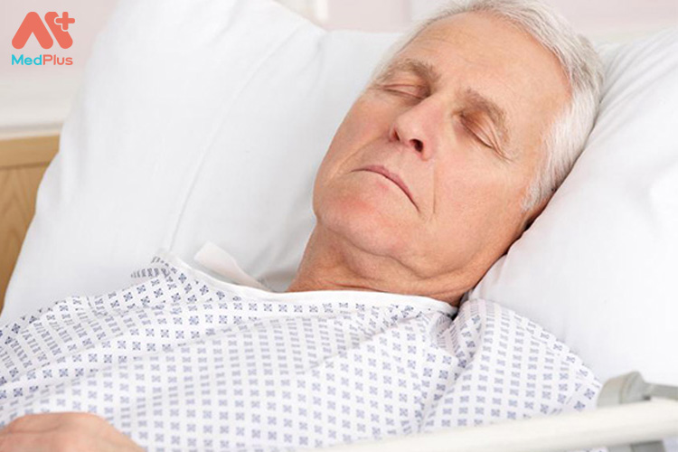 Người bệnh nghỉ ngơi sau cơn đau thắt ngực