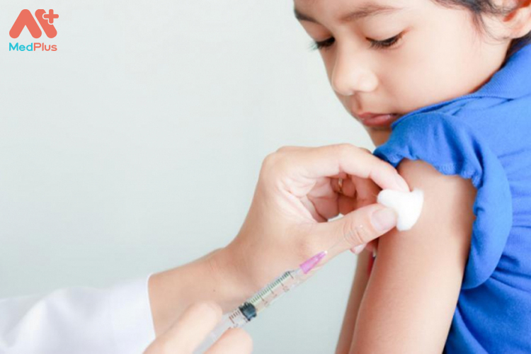 Tiêm vaccine phòng ngừa bệnh