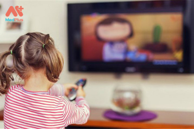 Trẻ thường xem ti vi với khoảng cách gần