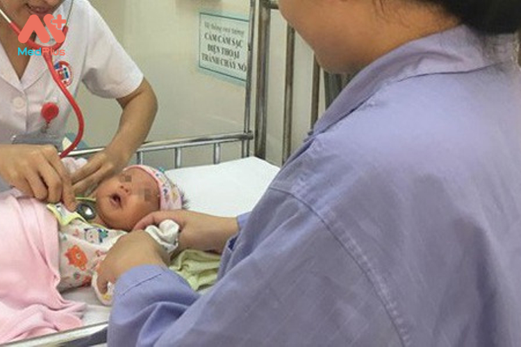 bé sơ sinh đang được các bác sĩ điều trị