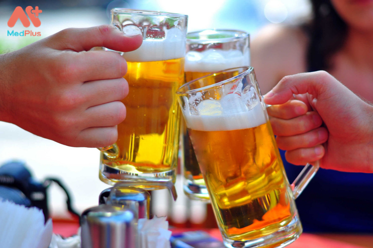 Uống quá nhiều bia rượu có thể làm bệnh vảy nến trở nên nặng hơn