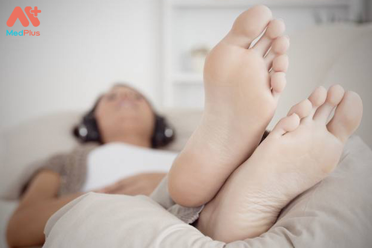 Việc đặt một chiếc gối dưới chân trong khi ngủ là một phương pháp hữu hiệu