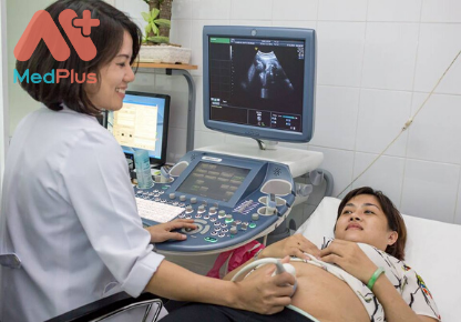 Hình ảnh BS siêu âm tahi cho bệnh nhân tại phòng khám Minh Khai