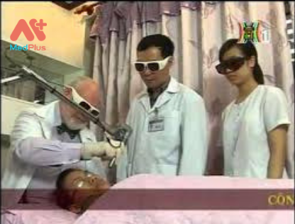 Cận cảnh điều trị của bác sĩ tại phòng khám Anh Sơn