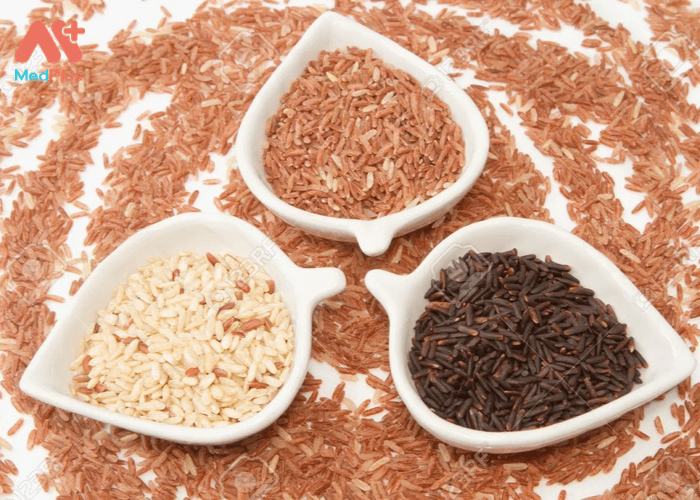 Gạo lứt là loại gạo còn xay sơ, chưa được xát bỏ lớp cám gạo.