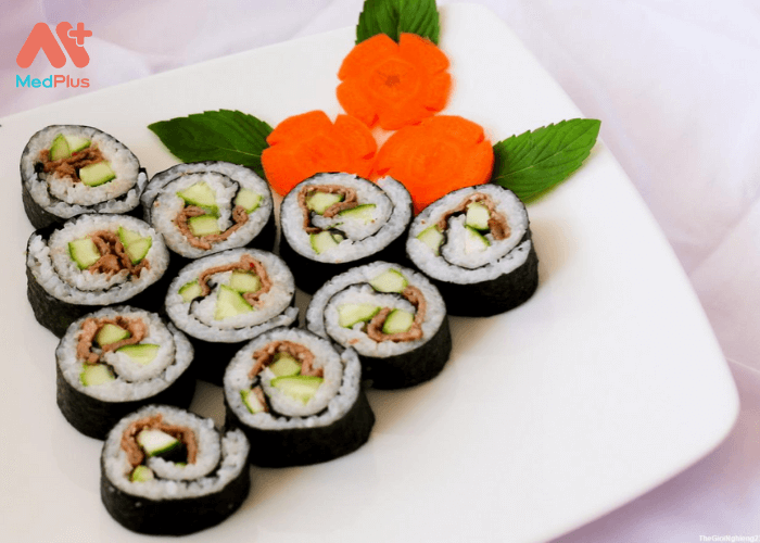 Tránh xa tuyệt đối các loại thịt bò tái và sushi khi. Vi khuẩn và các loại vi sinh vật khác sống trong thịt tái và cá biển.