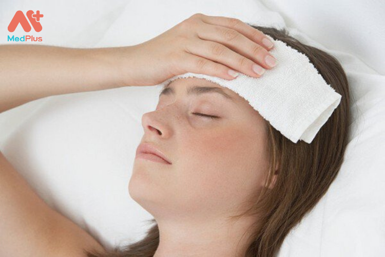 Ở thời kỳ đầu từ 1-4 ngày sau khi bị cắn, thì sẽ có những triệu chứng Sốt