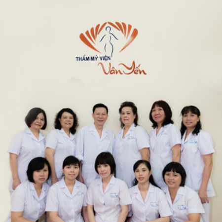 Bác sĩ Tuyến và đội ngũ đang điều hành cơ sở khám vàng da hàng đầu Hà Nội
