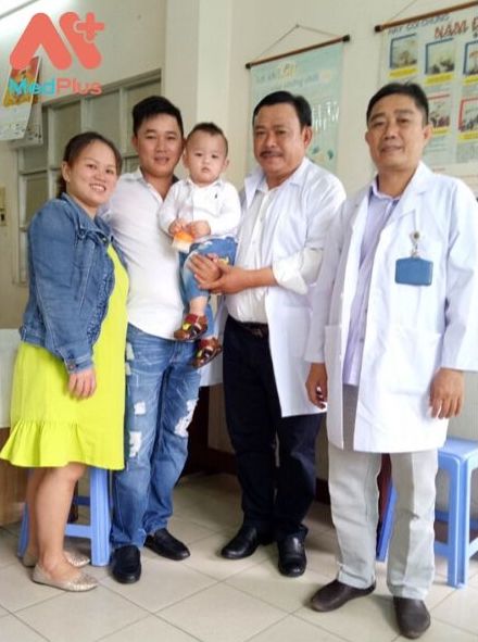 Gia đình anh Ngô Xuân Hợp đến khoe con với bác sĩ Lâm