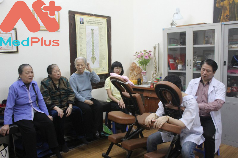 Lương y Phạm Văn Tấn đang chữa bệnh