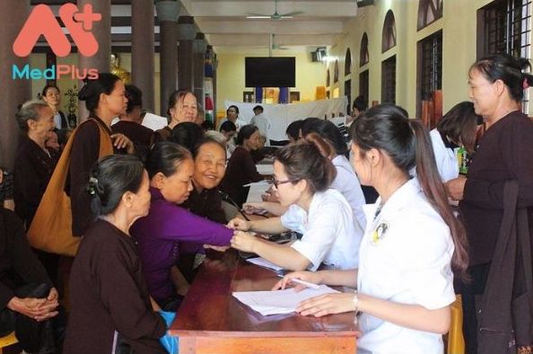 Lương y Quang Anh và các học trò đi khám bệnh miễn phí cho người dân