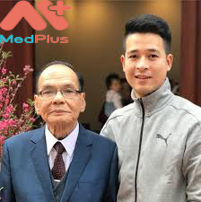 Lương y gia truyền Trần Xuân An (trái)