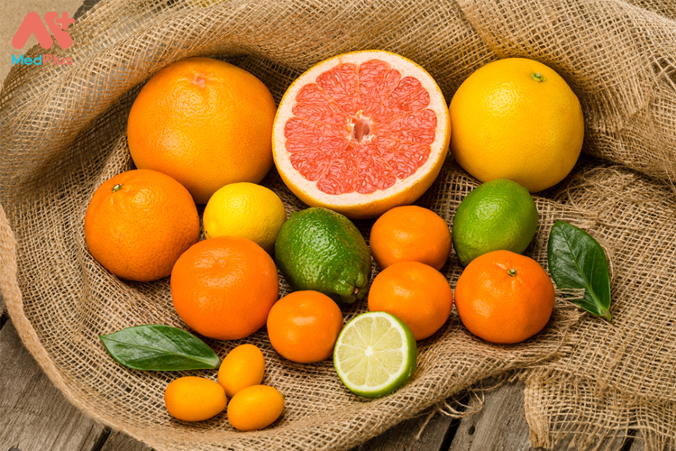 Sau sinh mổ mẹ nên ăn trái cây giàu vitamin C như cam, quýt