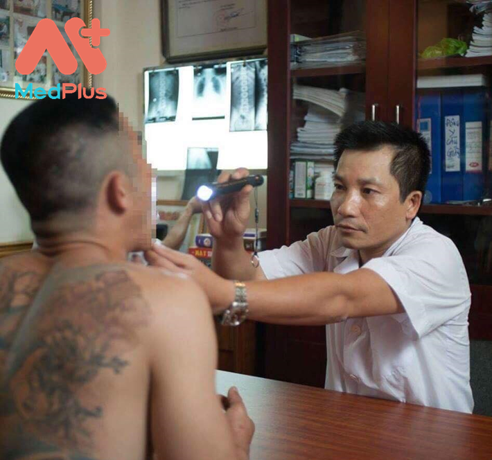 Lương y Kiều Bình Quang đang chữa cho người nghiện ma túy đá