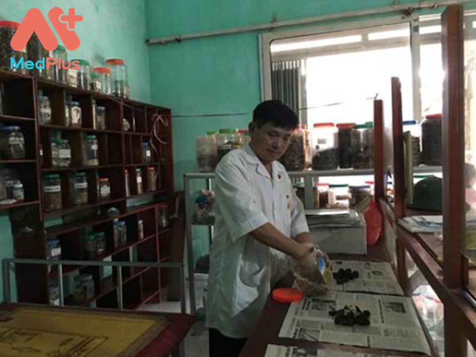 Lương y Nguyễn Văn Duyên đang bốc thuốc cho người bệnh