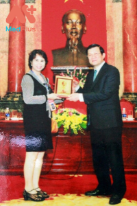 Chủ tịch nước Trương Tấn Sang tặng quà lưu niệm cho lương y Quý Thanh
