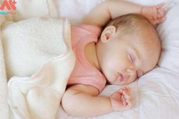 Tại sao trẻ 2 tháng tuổi cần ngủ đủ giấc và nên dành bao nhiêu là thời gian chơi cho trẻ?