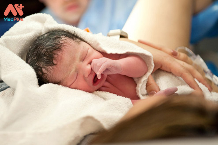 Tùy vào từng trường hợp để có thể quyết định mẹ nên sinh mổ hay sinh thường