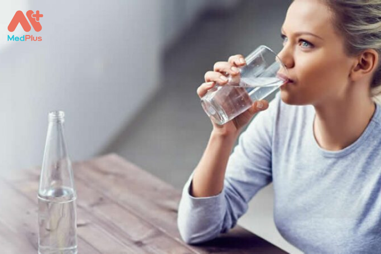 Uống nhiều nước là chế độ ăn uống sau mổ đục thủy tinh thể hợp lí