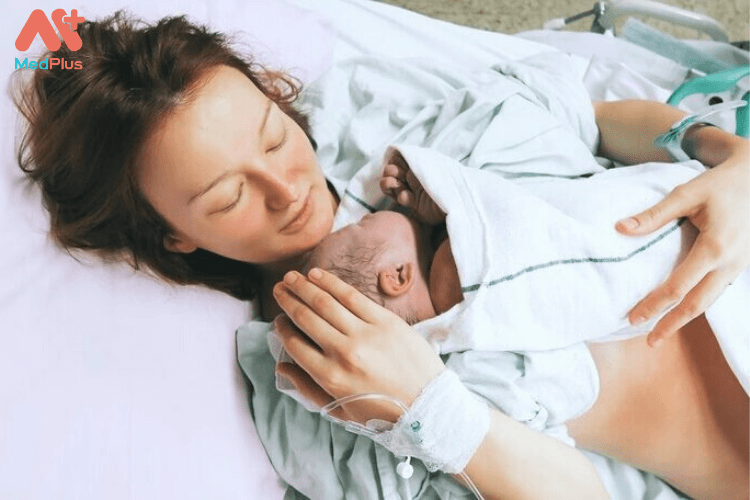 Phương pháp kề da là cách tăng tương tác của mẹ và bé ngay khi trẻ chào đời.