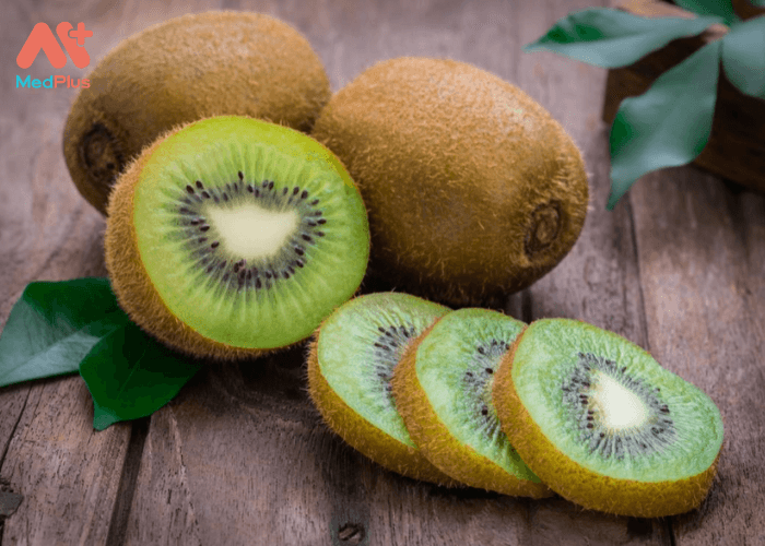 Trong quả kiwi có gần 80 loại dưỡng chất, hàm lượng chất béo thấp, ít đường và không chứa cholesterol.