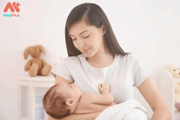 Sữa mẹ là nguồn dinh dưỡng quan trọng và cung cấp nhiều chất dinh dưỡng sau sinh cho bé.