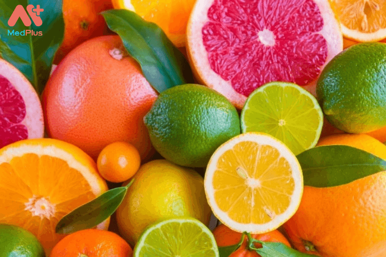 Hàm lượng vitamin C quá cao trong các loại trái cây, nhất là trái cây họ cam có thể sẽ làm cơ thể cuả những bé có cơ địa dễ mẫn cảm bị dị ứng.