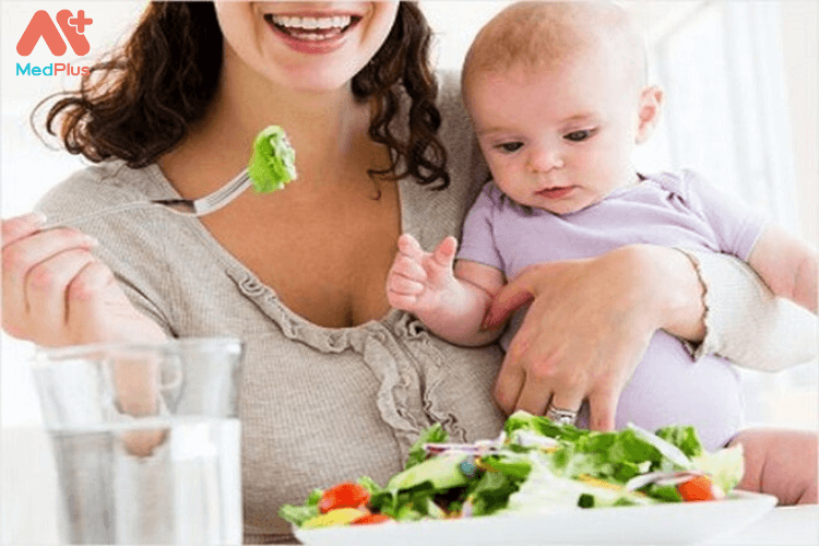 Chế độ dinh dưỡng cho mẹ sau sinh thường nên ăn bổ sung là rau
