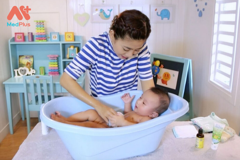tắm e bé