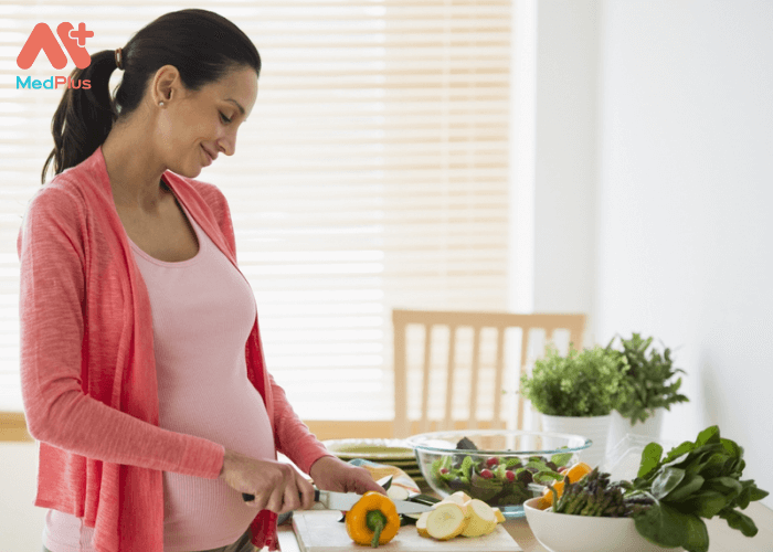 Khi mang thai, bà bầu thường cảm giác thèm ăn những món cay nóng.