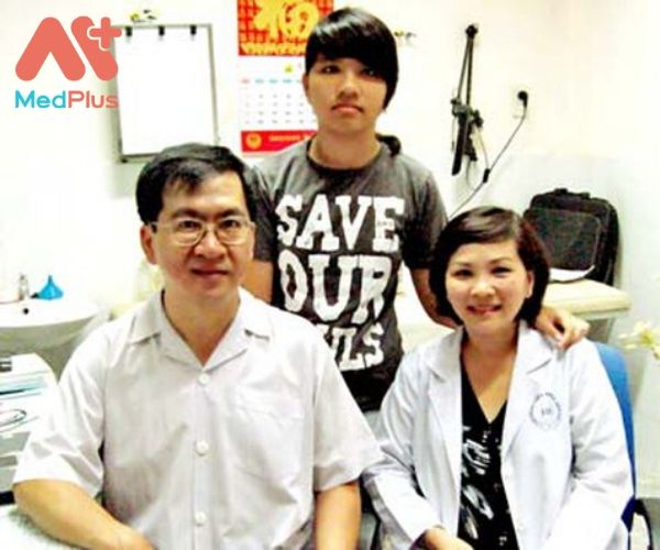Bác sĩ Cơ xương khớp Phạm Kim Thiên Long cùng gia đình