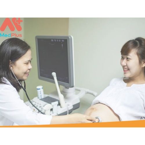 Bác sĩ Lê Thị Bích Hường đang khám chữa bệnh cho bệnh nhân