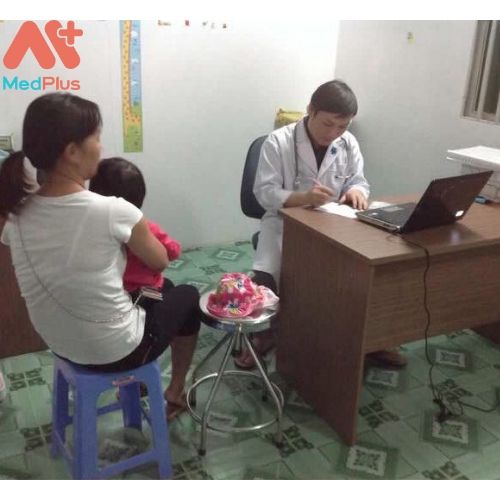 Bác sĩ Nguyễn Khôi đang khám chữa bệnh tại phòng khám