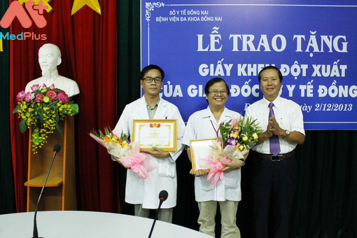 Bác sĩ Nguyễn Mạnh Hoan chuyên khoa sản nổi tiếng tại Đồng Nai 129 Bác sĩ Nguyễn Mạnh Hoan (chính giữa)