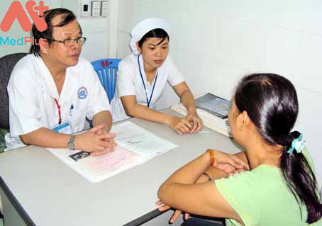 Bác sĩ Nguyễn Mạnh Hoan chuyên khoa sản nổi tiếng tại Đồng Nai 130 Bác sĩ Nguyễn Mạnh Hoan đang khám chữa bệnh
