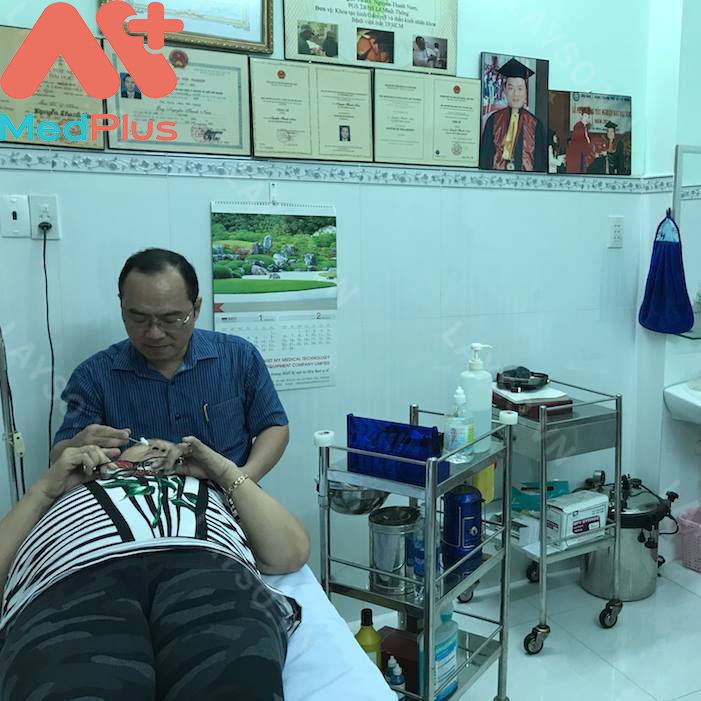 Bác sĩ Nguyễn Thanh Nam đang chữa bệnh